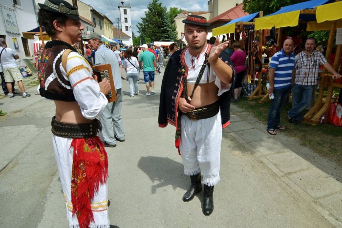Ilustračný obrázok k článku Turíčny JARMOK je predo dvermi: Láka na remeslá, dobroty aj hudobnú HVIEZDU