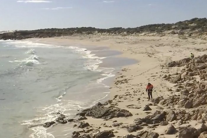 Ilustračný obrázok k článku Vybral sa surfovať, stal sa zrejme obeťou ŽRALOKA: Po nezvestnom mužovi našli kusy neoprénu