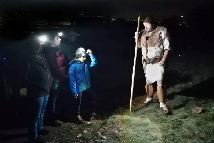 Ilustračný obrázok k článku Prechádzka magickou nočnou prírodou: V Nitre nás čaká Svätojánska noc na hradisku