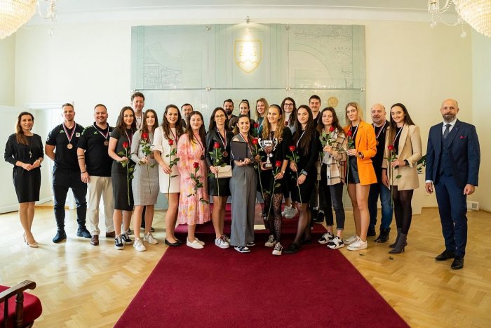 Ilustračný obrázok k článku Oslávili HISTORICKÝ úspech: Primátor ocenil BRONZOVÉ volejbalistky Trnavy