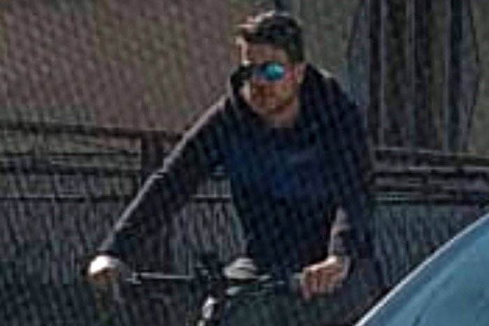 Ilustračný obrázok k článku OTRASNÝ prípad: Muž sa na ulici USPOKOJOVAL pred maloletými dievčatami! Nepoznáte ho?