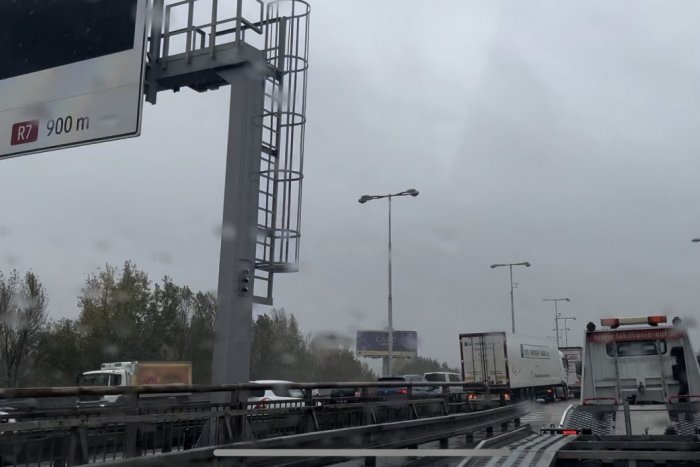 Ilustračný obrázok k článku Vyzbrojte sa pevnými nervami na D2: Za VEĽKÉ kolóny môže prepadnutá VOZOVKA!