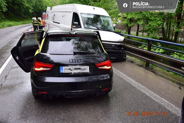 Ilustračný obrázok k článku Zrážka TROCH áut smerom na Kriváň: Vodič dodávky bol pod vplyvom omamných látok! FOTO