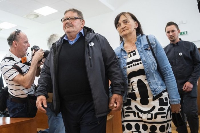 Ilustračný obrázok k článku FUJ nášmu súdnictvu: Rodiny zavraždeného novinára a jeho snúbenice sú z verdiktu súdu ZHROZENÍ