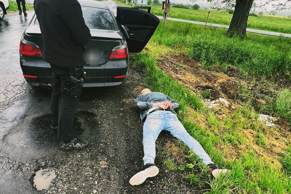Ilustračný obrázok k článku Muž sa pokúsil o ÚTEK a poškodil policajné auto: Policajti použili ZBRAŇ, FOTO