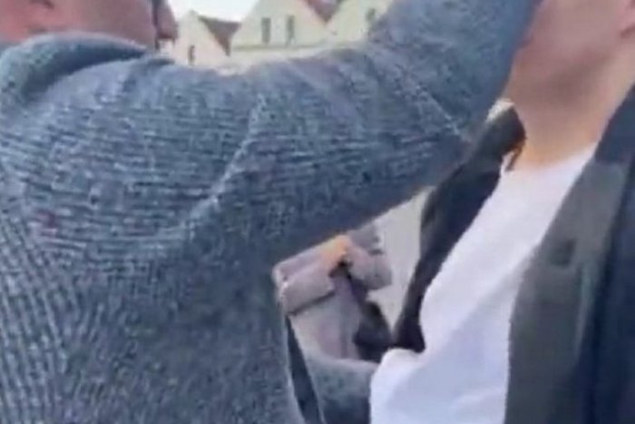 Ilustračný obrázok k článku Prípad zo Slovenska: „Liečiteľ“ z mladíka VYTIAHOL očkovanie, ľudia vďačili Ježišovi, VIDEO