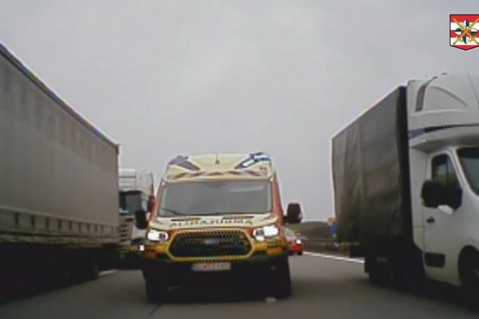 Ilustračný obrázok k článku ABSURDNÉ! Slovenská sanitka s ŤAŽKO chorým dieťaťom uviazla pri Brne, nemohla použiť majáky