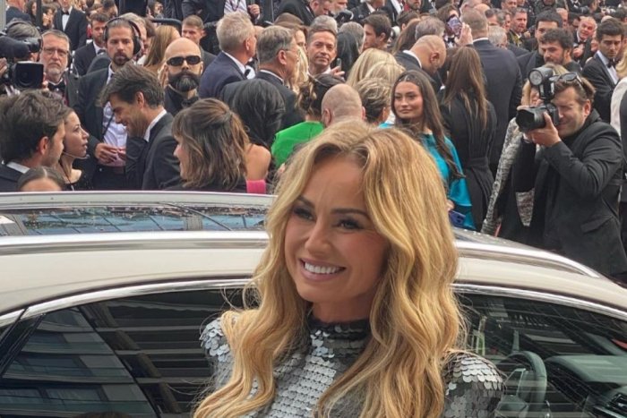 Ilustračný obrázok k článku SVET O SLOVENSKU: Sklenaříkovej outfit sa postaral o vzrušujúcu šou na červenom koberci!