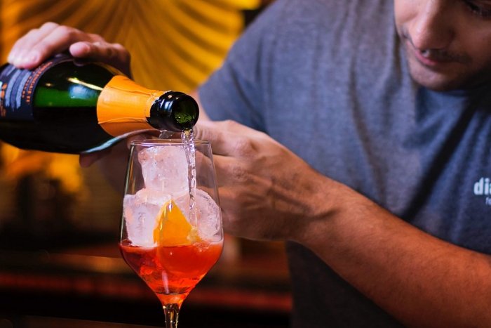 Ilustračný obrázok k článku Aperol Spritz zažil prvý veľký boom už po druhej svetovej vojne. TIPY, ako si ho OZVLÁŠTNIŤ