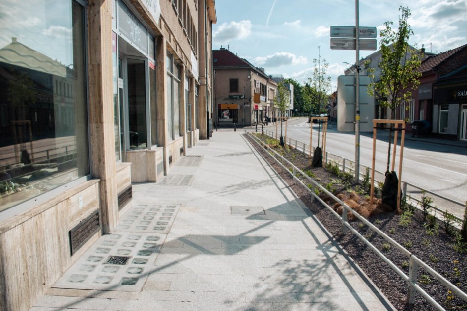 Ilustračný obrázok k článku Na Mostnej dokončili rekonštrukciu chodníka: Vedľa cesty vysadili aj nové stromy