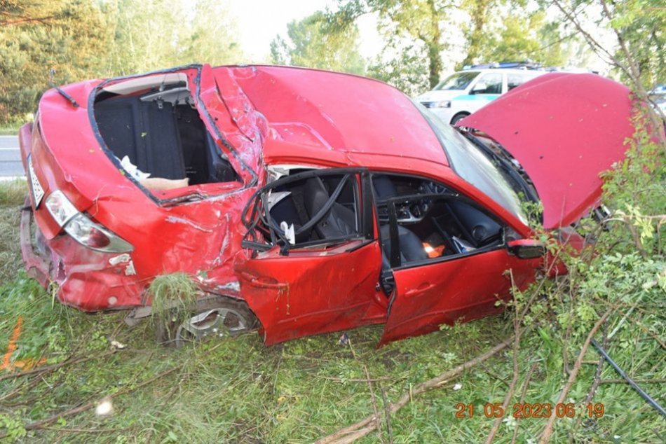 Ilustračný obrázok k článku OPITÝ vodič nabúral do stĺpu elektrického vedenia: Spolujazdec sa VÁŽNE zranil!