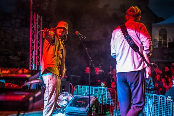 Ilustračný obrázok k článku PKO v Prešove chystá SILNÝ štart leta: V Záhrade umenia zahrá aj Billy Barman