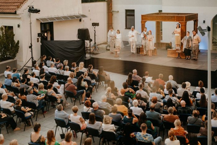 Ilustračný obrázok k článku Milovníci divadla sa majú na čo tešiť: Do Trnavy prichádzajú obľúbené Radničné hry