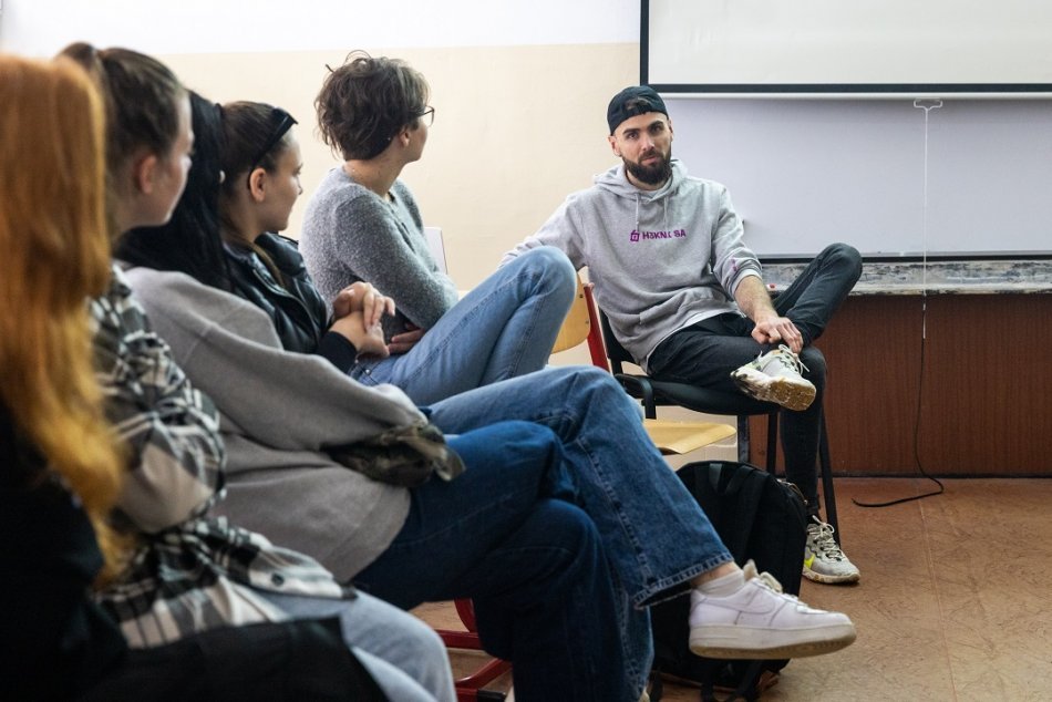 Ilustračný obrázok k článku H3KNISA. DEŇ BEZ VYUČOVANIA NA STREDNÝCH ŠKOLÁCH.