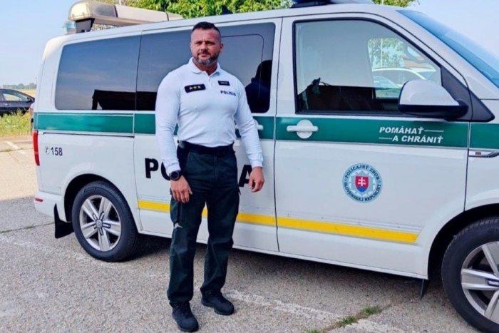 Ilustračný obrázok k článku Policajt HRDINOM: Susedom sa začal DUSIŤ synček, v sekunde mu ZACHRÁNIL život!