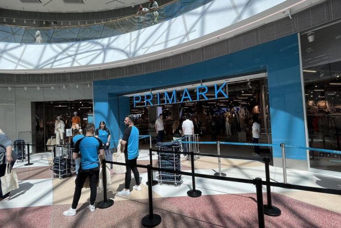 Ilustračný obrázok k článku Značka s lacným oblečením DORAZILA na Slovensko: Primark otvoril v Bratislave prvú predajňu