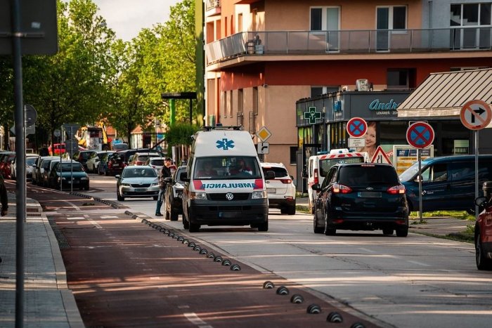 Ilustračný obrázok k článku Vodičov čakajú ZMENY: Časť ulice pri nemocnici už NEBUDE prejazdná