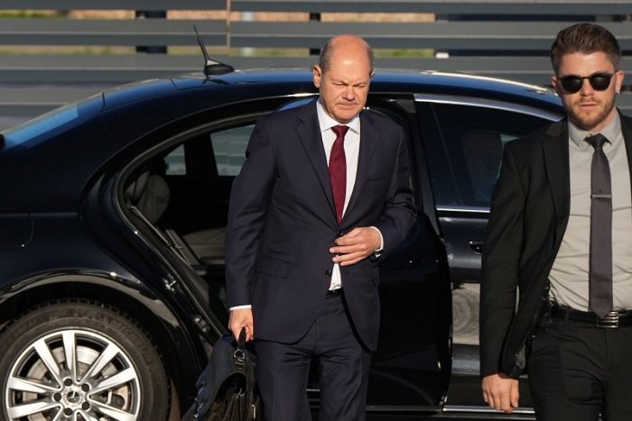 Ilustračný obrázok k článku DERAVÁ ochranka nemeckého kancelára? Muž sa dostal do vládneho konvoja, OBJAL Scholza