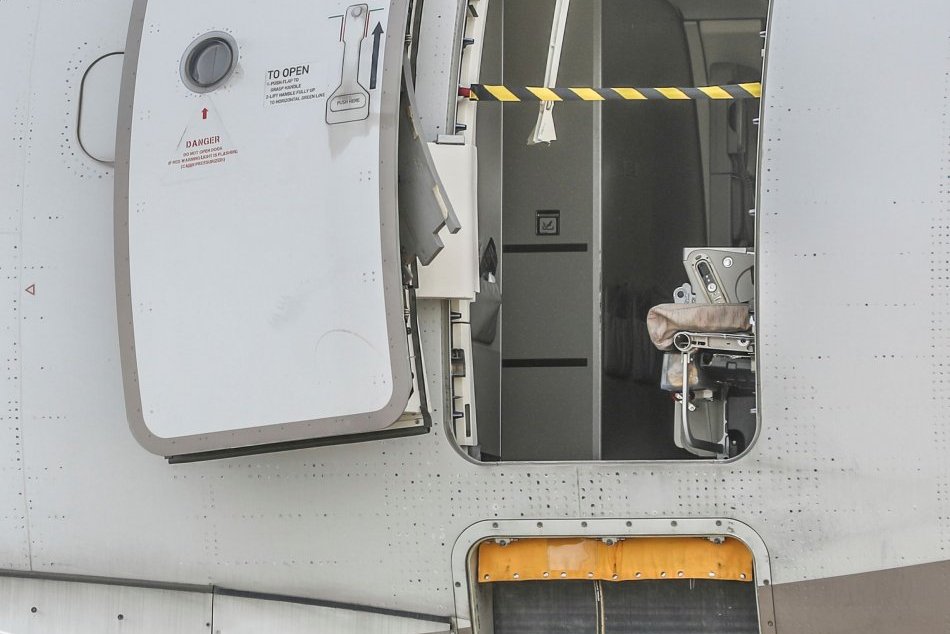 Ilustračný obrázok k článku HRÔZA na palube lietadla: Muž sa počas letu chcel ZABIŤ, otvoril núdzové dvere! FOTO