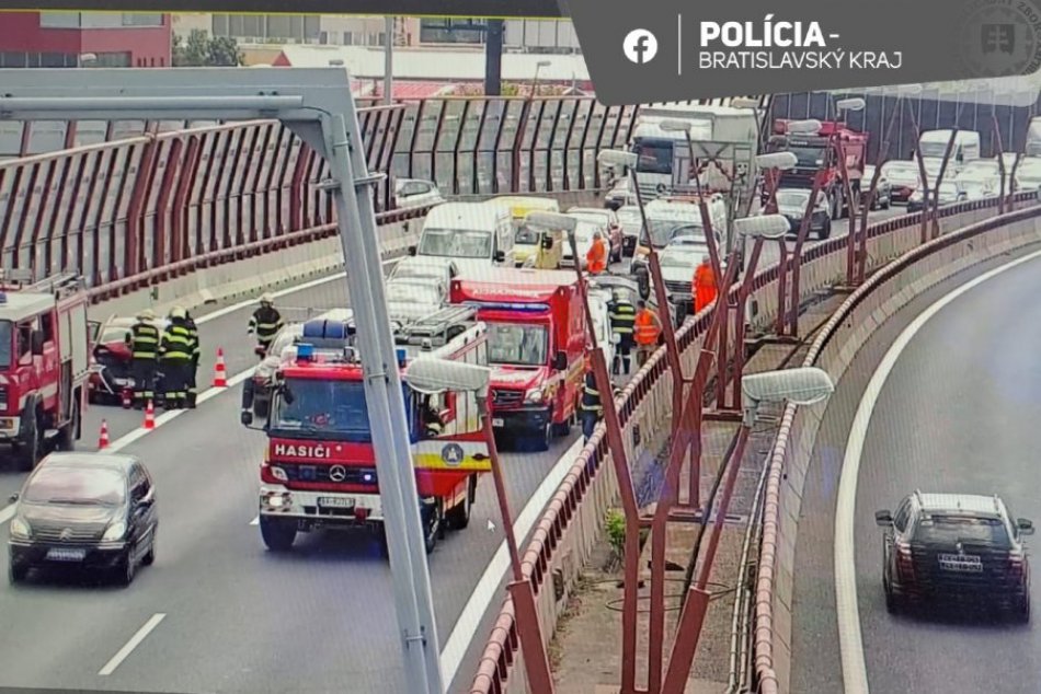 Ilustračný obrázok k článku NEHODA na diaľnici D1: Zrazili sa 4 autá, na mieste je VIACERO zranených, FOTO