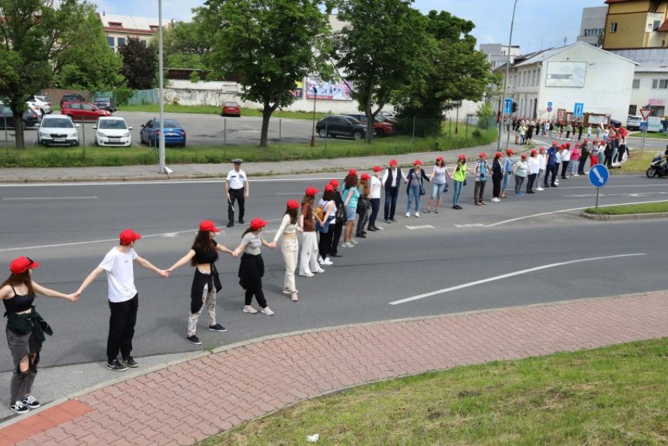 Ilustračný obrázok k článku TISÍCE ľudí sa pochytali za ruky: V srdci Slovenska sa podaril úchvatný REKORD, VIDEO