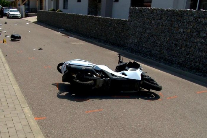 Ilustračný obrázok k článku Ďalšia SMRŤ na našich cestách: Muž na skútri narazil do stĺpu, nemal prilbu