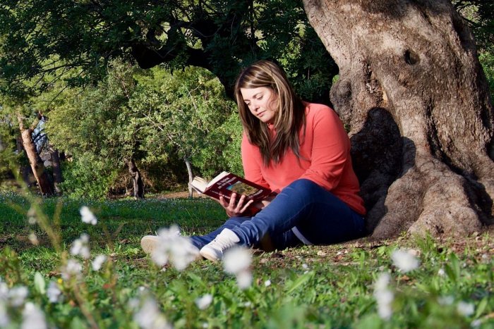 Ilustračný obrázok k článku V Trnave vznikol nový priestor na RELAX: Knižnica otvára záhradnú čitáreň