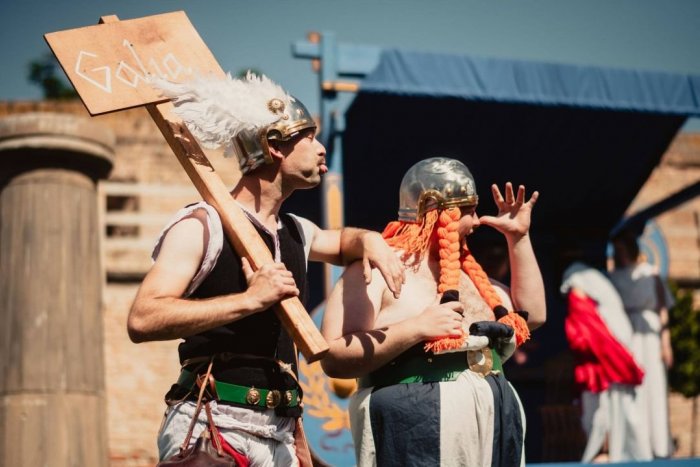 Ilustračný obrázok k článku Kalvária sa na Deň detí prenesie do staroveku: Pricestujú aj Asterix a Obelix