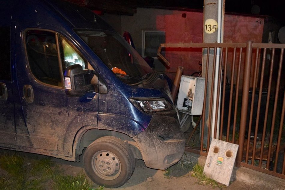 Ilustračný obrázok k článku Opitý muž BEZ vodičáku zobral firemné auto: ZDEMOLOVAL bránu rodinného domu