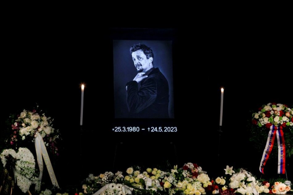 Ilustračný obrázok k článku Posledné ZBOHOM Danovi Heribanovi: Polnišovej ODKAZ do neba, prišla aj manželka, FOTO