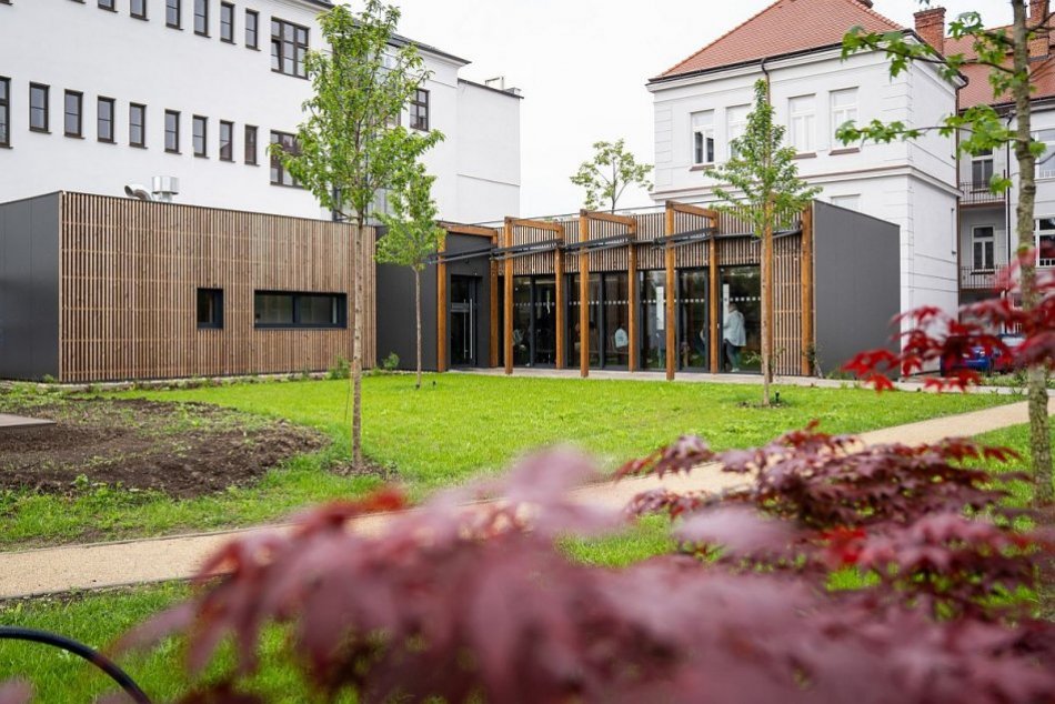 Ilustračný obrázok k článku Trnava má nový jedinečný priestor: Otvorili modernú Záhradnú čitáreň, FOTO