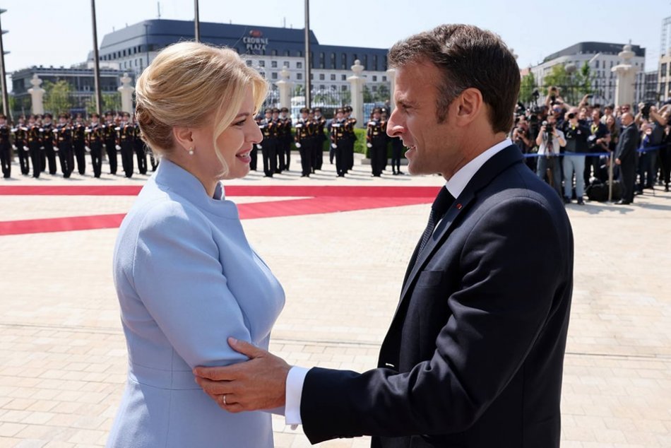 Ilustračný obrázok k článku Bonjour, Emmanuel! TAKTO privítala Čaputová v BELASOM kostýme Macrona v Bratislave, FOTO