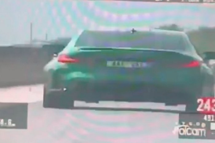 Ilustračný obrázok k článku Rýchlo a ZBESILO na slovenský spôsob: Rekordér na diaľnici, išiel takmer 250 km/h!