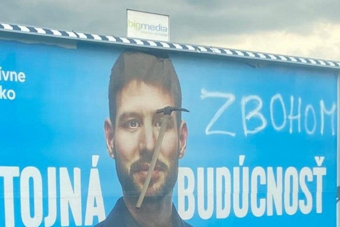 Ilustračný obrázok k článku KROMPÁČOM do hlavy: Líder jednej z politických strán si našiel desivý ODKAZ