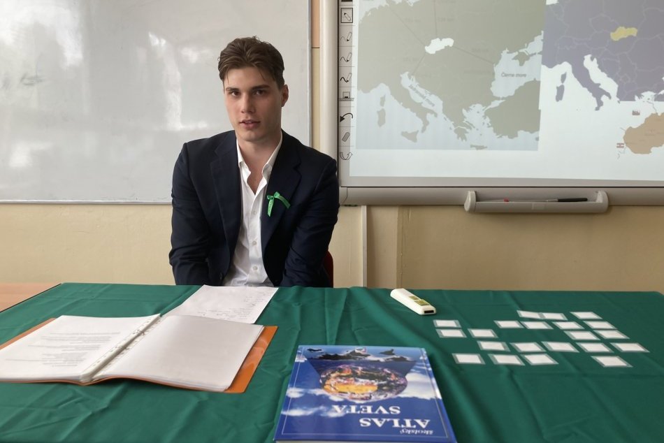 Ilustračný obrázok k článku Hokejista Slafkovský MATUROVAL: Prišiel v teniskách, PREPOTIL košeľu, ale zvládol to! FOTO