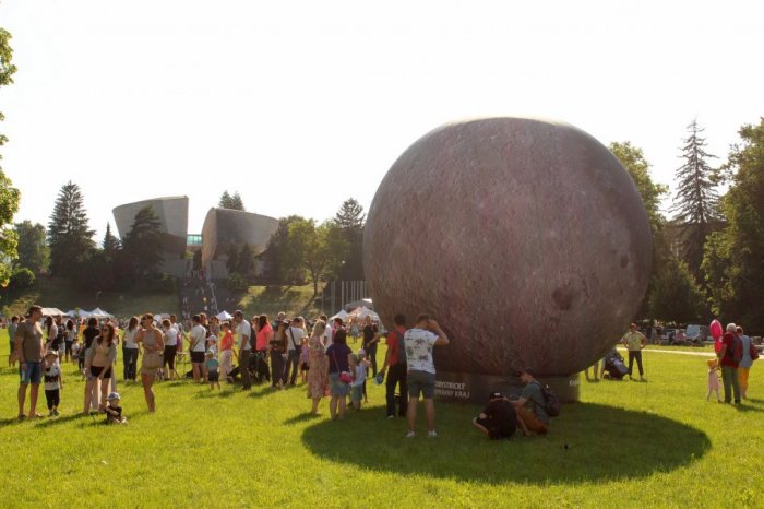 Ilustračný obrázok k článku ÚCHVATNÝ pohľad v bystrickom parku: Rozsvietia tam OBRIE modely, čo bude ZADARMO?