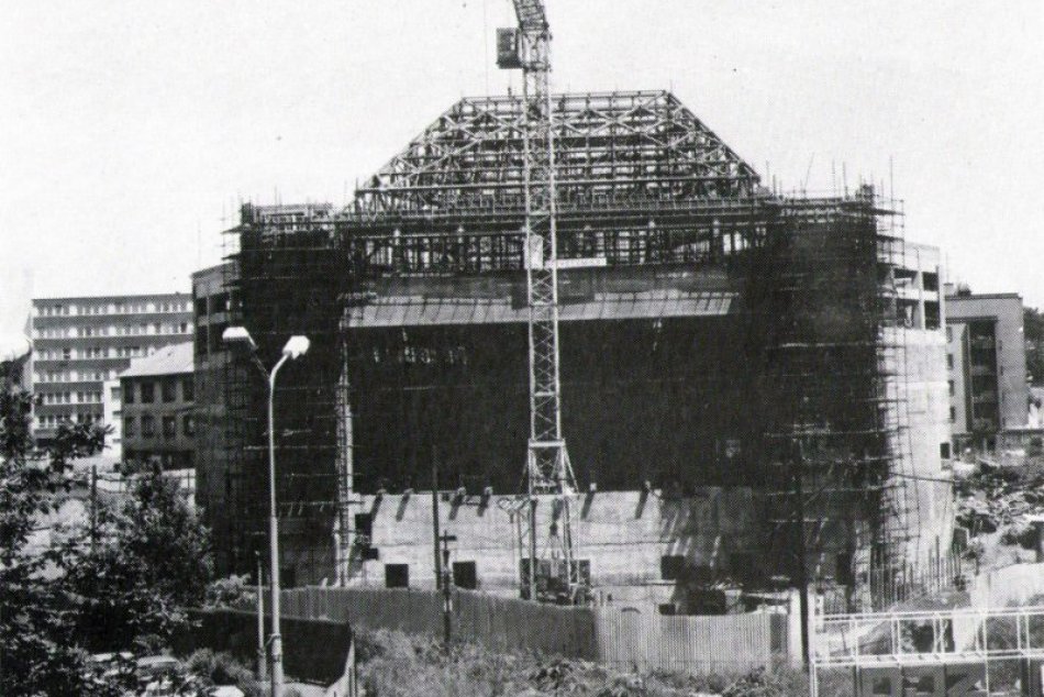 Ilustračný obrázok k článku ARCHÍVNE zábery z Prešova: TAKTO prebiehala výstavba Divadla Jonáša Záborského, FOTO