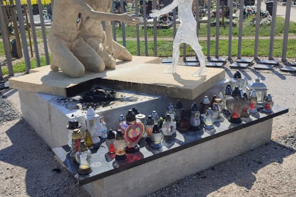 Ilustračný obrázok k článku Vandal POŠKODIL Pamätník nenarodeným deťom: Niekto UKRADOL aj novú kameru