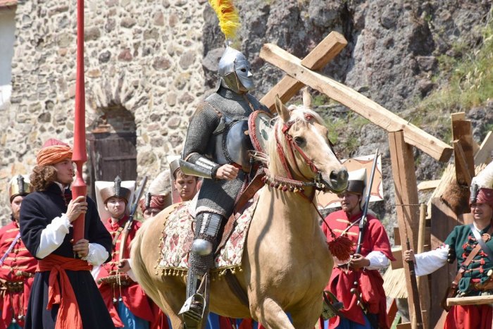 Ilustračný obrázok k článku Ohňová šou aj historický sprievod mestom: Blížia sa obľúbené Hradné slávnosti