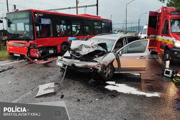Ilustračný obrázok k článku Hrozivý záber z NEHODY autobusu Pri starom letisku: Žena sa ťažko zranila!