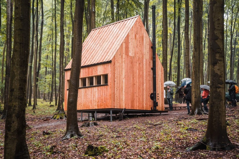 Ilustračný obrázok k článku Krása ukrytá v prírode: Turistom už slúži nová útulňa v Malých Karpatoch, FOTO