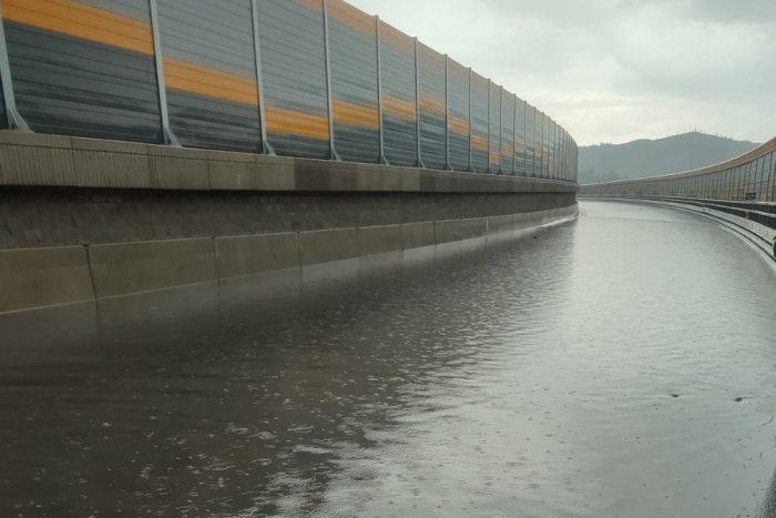 Ilustračný obrázok k článku Vodiči, pozor: Po intenzívnom lejaku je v Čadci zatopená DIAĽNICA! VIDEO