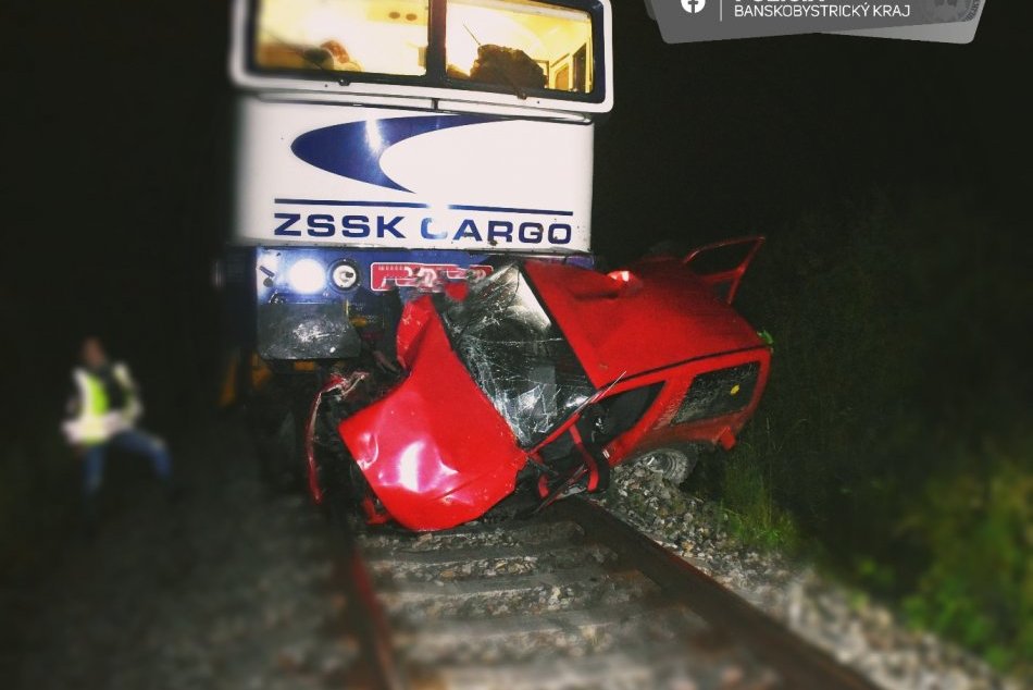 Ilustračný obrázok k článku Vrchol NEZODPOVEDNOSTI! Vodič ZAPARKOVAL priamo na železničnom priecestí, FOTO