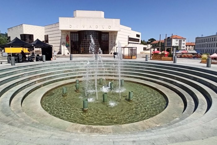 Ilustračný obrázok k článku Muž sa VYZLIEKOL a kúpal sa vo fontáne! Hliadke polície sa snažil UTIECŤ