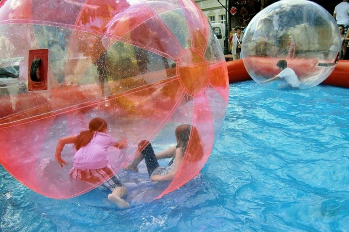 Ilustračný obrázok k článku PEKLO na festivale: Chlapčeka v nafukovacej guli vzniesol vietor, spadol z OBROVSKEJ výšky!