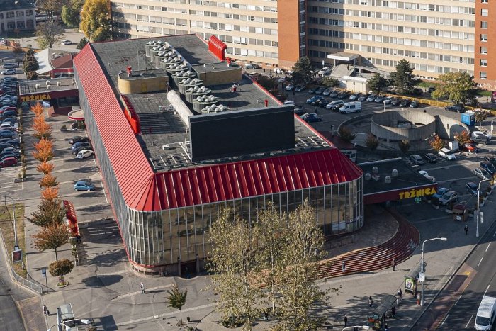 Ilustračný obrázok k článku OPACHA zmizne zo strechy Tržnice: Veľkoplošnú LED obrazovku majú ODSTRÁNIŤ