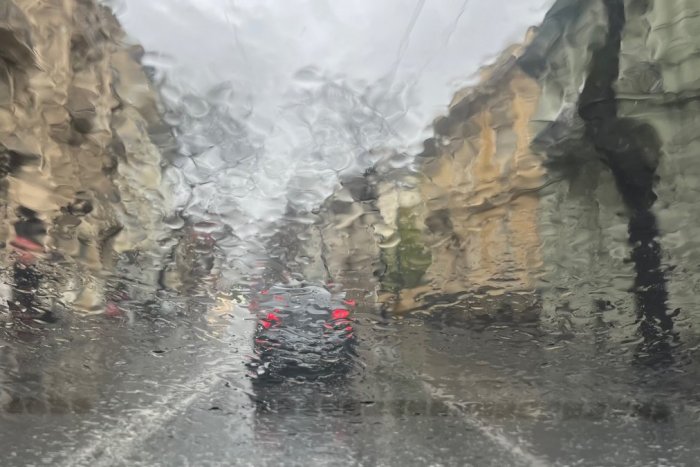 Ilustračný obrázok k článku Slováci, majte sa na POZORE: Výstraha pred prudkými BÚRKAMI, vetriskom a krúpami!