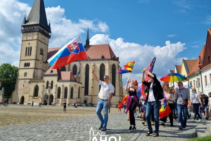 Ilustračný obrázok k článku V Bardejove bol prvýkrát Pride pochod: Stovku účastníkov podporil aj známy spevák, FOTO