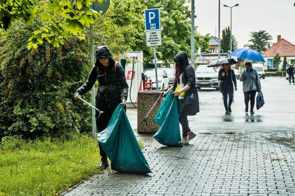 Ilustračný obrázok k článku Dobrovoľníkov neodradil ani dážď: Vyhrnuli si rukávy a skrášlili Trnavu, FOTO