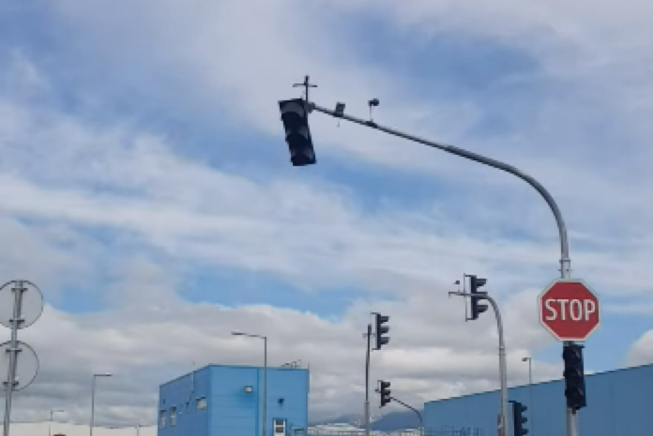 Ilustračný obrázok k článku Nebezpečie v Poprade: Na TOMTO mieste sa nebezpečne kolísal semafor. Čo na to polícia?